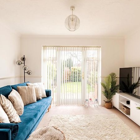 Surrey Stays - 2 Bedroom House, Rh1, Contractors Welcome, Sleeps 5 Max, 2 Parking Spaces, Near Town Centre, Train Station And Gatwick Airport Redhill  Exterior foto